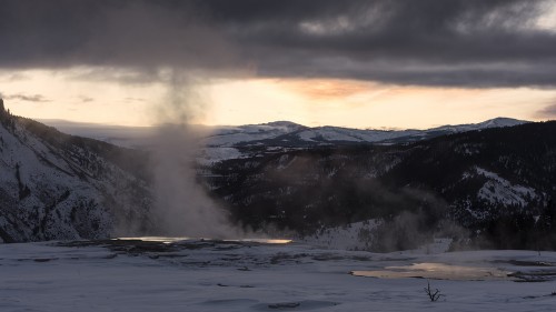 Sunrise über Mammoth Hot Springs   (Klicken zum öffnen)