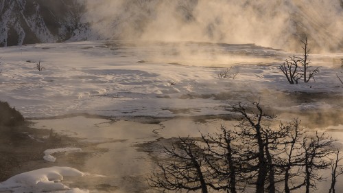 Sunrise über Mammoth Hot Springs   (Klicken zum öffnen)