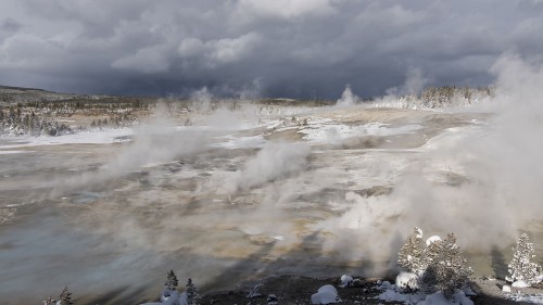 Blick ins Lower Geyser Basin   (Klicken zum öffnen)