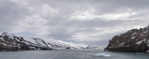 Devils bellows, die Einfahrt in den Krater von Deception Island   (Klicken zum öffnen)