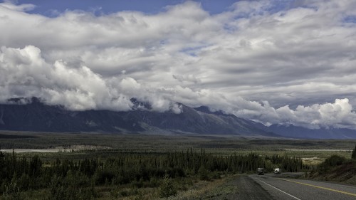 Auf dem Alaska Highway hat es etwas mehr Verkehr, aber immer noch sehr wenig   (Klicken zum öffnen)