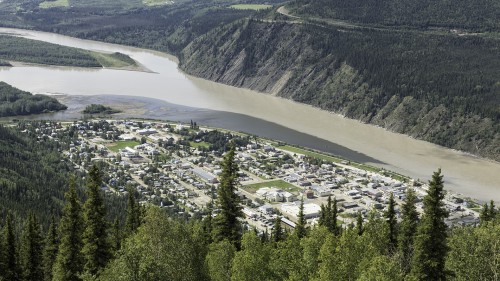Dawson City mit Yukon River   (Klicken zum öffnen)