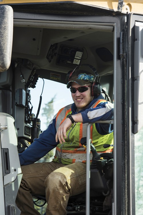 Fahrer eines Graders, Dempster Highway   (Klicken zum öffnen)