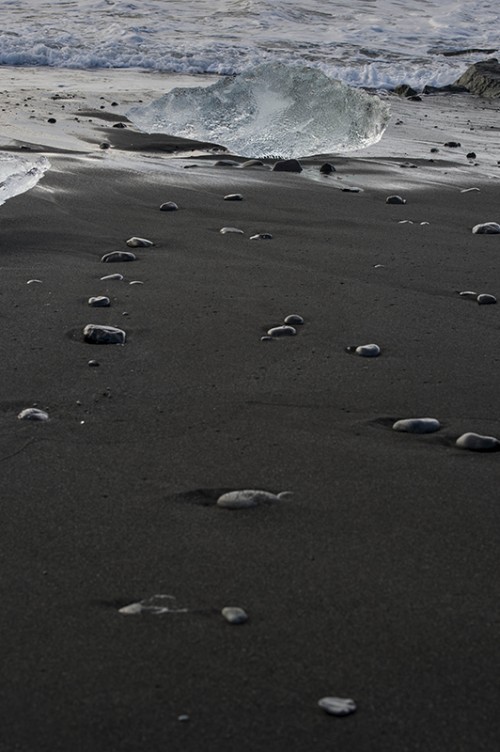 Schwarzer Lavastrand bei Jökulsarlón   (Klicken zum öffnen)