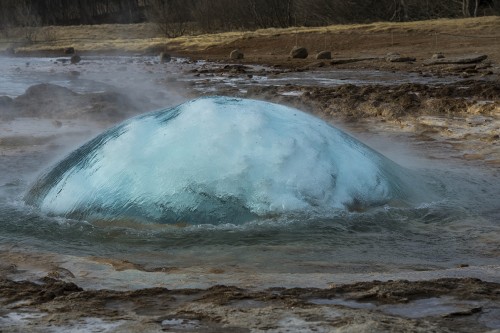 Strokkur Geyser kurz vor der Eruption   (Klicken zum öffnen)