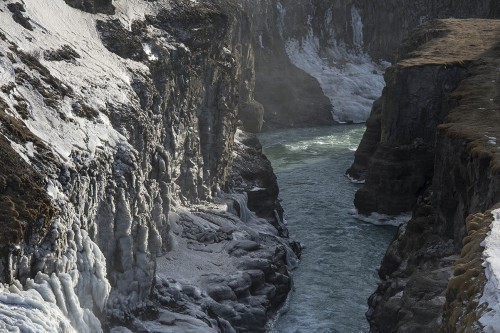 Blick in die vereiste Schlucht des Hvitá Flusses beim Gullfoss   (Klicken zum öffnen)