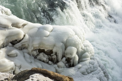 Eisformationen im Gullfoss   (Klicken zum öffnen)