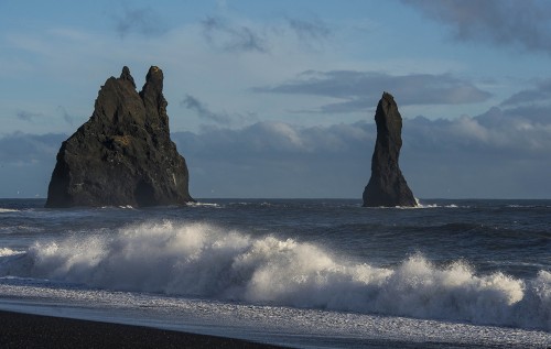 Felsnadeln Reynisdrangar bei Vik   (Klicken zum öffnen)