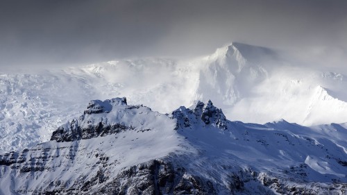 Gleich hinter der Gletscherlagune ragen die höchsten Berge Islands auf   (Klicken zum öffnen)