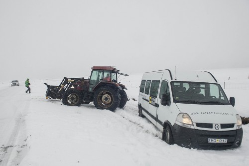 Ein netter Bauer mit seinem Traktor zieht unser von der Strasse gewehtes Fahrzeug wieder flott   (Klicken zum öffnen)