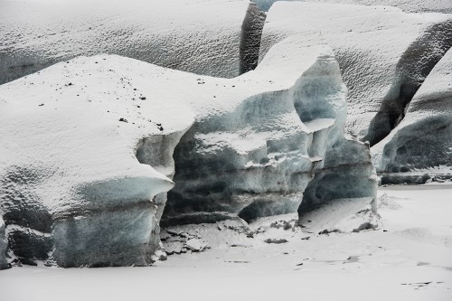 Eisformationen in Skaftafell nach leichtem Schneefall   (Klicken zum öffnen)
