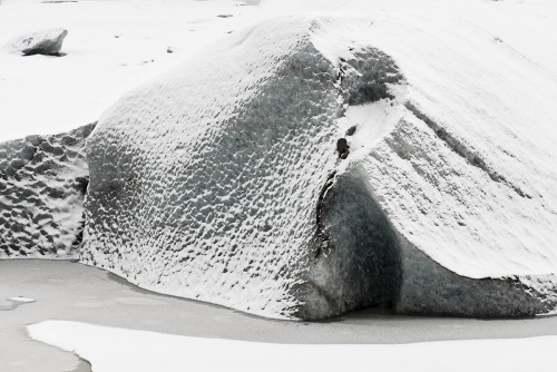 Eisformationen in Skaftafell nach leichtem Schneefall   (Klicken zum öffnen)