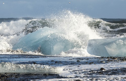 Eisberge in stürmischer See   (Klicken zum öffnen)