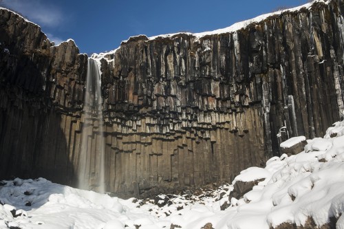 Svartifoss, der schwarze Wasserfall   (Klicken zum öffnen)