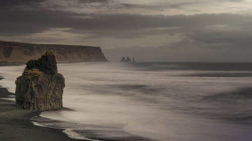 Küste bei Vik mit Reynisdrangar. die Nadeln sollen versteinerte Trolle sein   (Klicken zum öffnen)