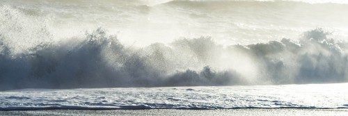 Stürmische See mit mannshohen Wellen   (Klicken zum öffnen)