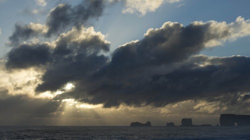 Wolkenstimmung an der Südküste bei Vik   (Klicken zum öffnen)