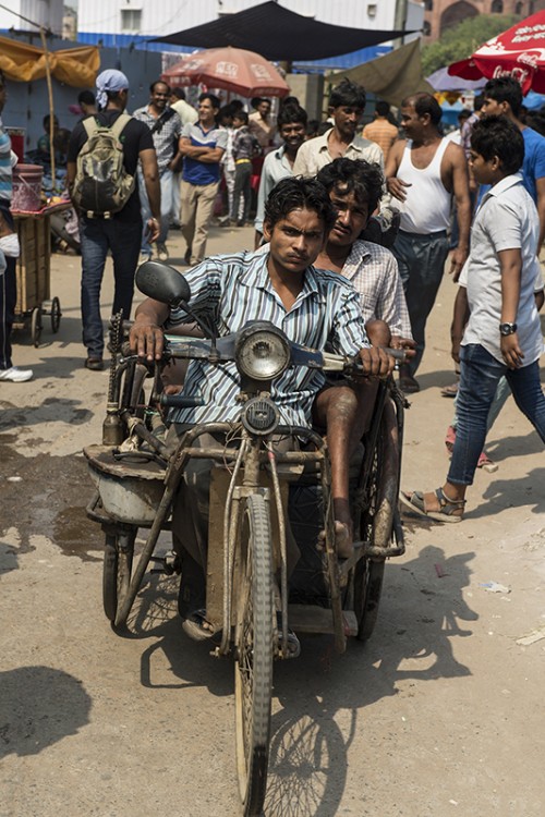 In Delhi sieht man abenteuerliche Gefährte   (Klicken zum öffnen)