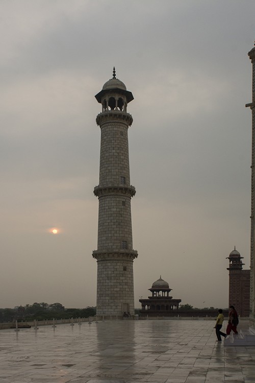 Sonnenaufgang über dem Taj Mahal   (Klicken zum öffnen)