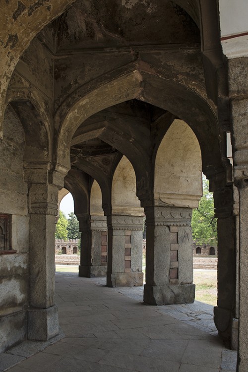 Säulengang beim Grabmal des Isa Khan, Delhi   (Klicken zum öffnen)