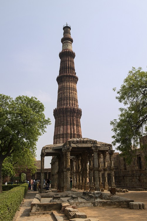 Qutab-Minar, erbaut ab 1191, 72.5m hoch, höchster & prächtigster Steinturm der islamischen Welt   (Klicken zum öffnen)