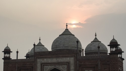Sonnenaufgang über dem Gästehaus des Taj Mahal   (Klicken zum öffnen)