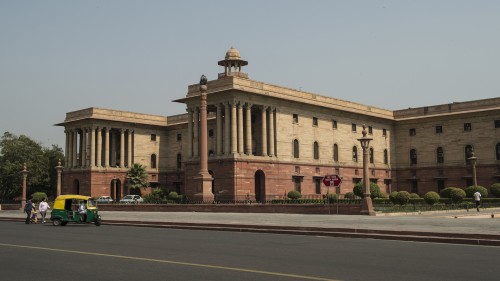 Regierungsgebäude aus der Kolonialzeit längs der Prachtstrasse Rajpath, Delhi   (Klicken zum öffnen)
