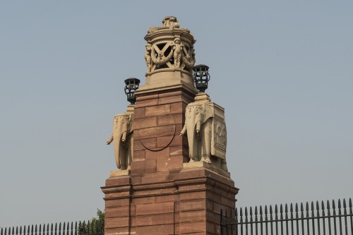 Säulenkapitel an der Umzäunung des Präsidentenpalastes, Delhi   (Klicken zum öffnen)