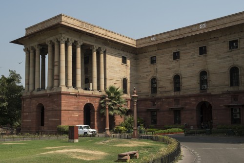Regierungsgebäude aus der Kolonialzeit längs der Prachtstrasse Rajpath, Delhi   (Klicken zum öffnen)