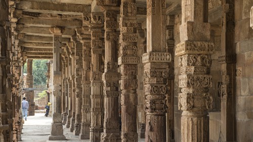 Säulengang der Quwwat-al-Islam-Moschee, Delhi   (Klicken zum öffnen)