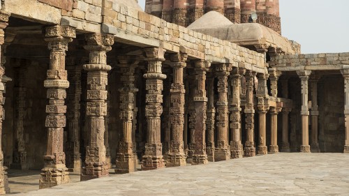 Säulengang der Quwwat-al-Islam-Moschee, Delhi   (Klicken zum öffnen)