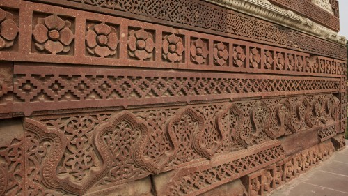 Steinhauerarbeiten an der Quwwat-al-Islam-Moschee, Delhi   (Klicken zum öffnen)