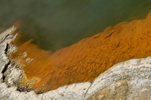 Die Färbung entsteht durch Ausfällungen von Mineralien (orange = Stibnit, gelb = Schwefel)   (Klicken zum öffnen)