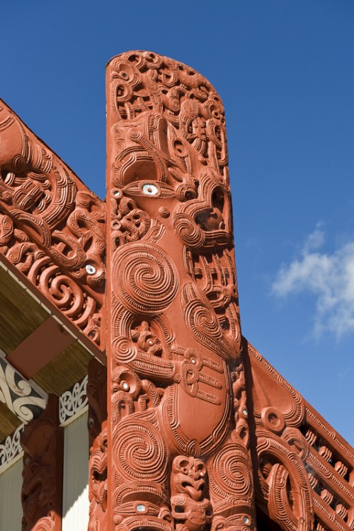 Verzierung am Maori Meeting House, Te Puia bei Rotorua   (Klicken zum öffnen)