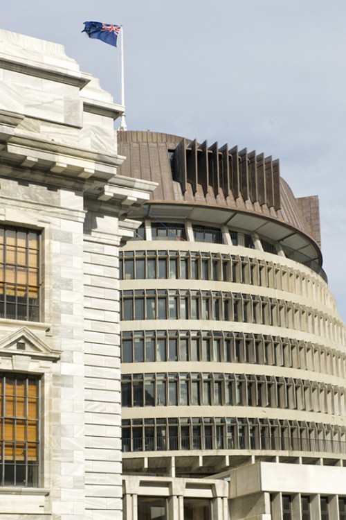 Altes und neues Parlamentsgebäude in Wellington   (Klicken zum öffnen)