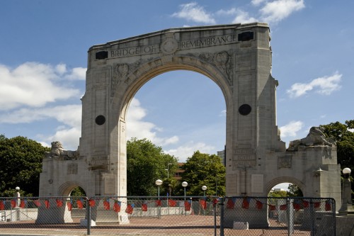 Teilzerstörte Bridge of Rememberance in Christchurch   (Klicken zum öffnen)