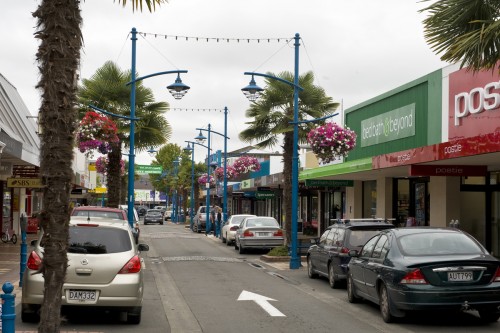 Blumengeschmückte Strasse in Blenheim   (Klicken zum öffnen)