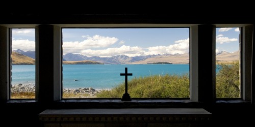 Blick durch das Fenster der Church of the Good Shepherd; Lake Tekapo   (Klicken zum öffnen)