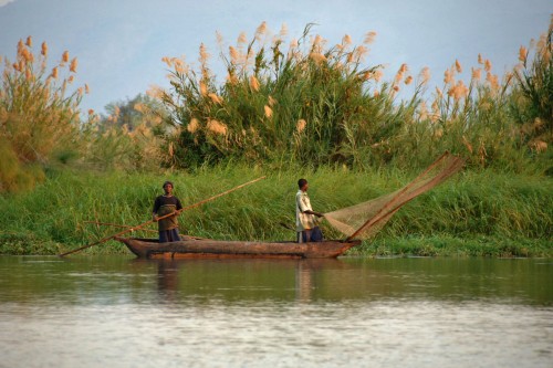 Junge Fischer auf dem Shire River   (Klicken zum öffnen)
