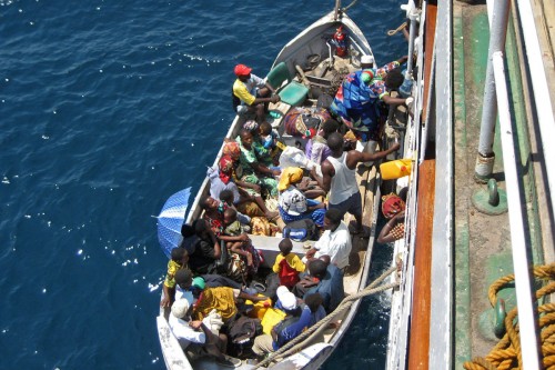 Das Be- und Entladen der Boote ist immer mit viel Aufregung verbunden   (Klicken zum öffnen)