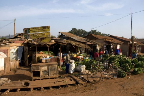 Strassenmarkt ausgangs Kampala   (Klicken zum öffnen)