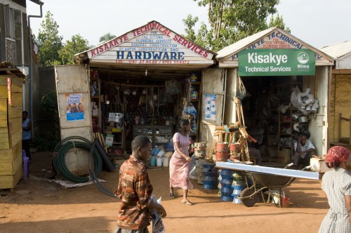 Hardwareshop an der Ausfallstrasse von Kampala, Uganda   (Klicken zum öffnen)