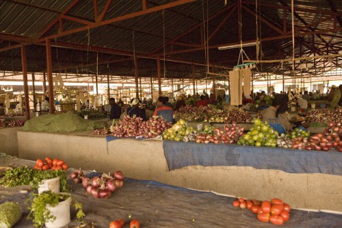 Afrikanische Märkte bieten eine unglaubliche Vielfalt an Früchten und Gemüsen   (Klicken zum öffnen)
