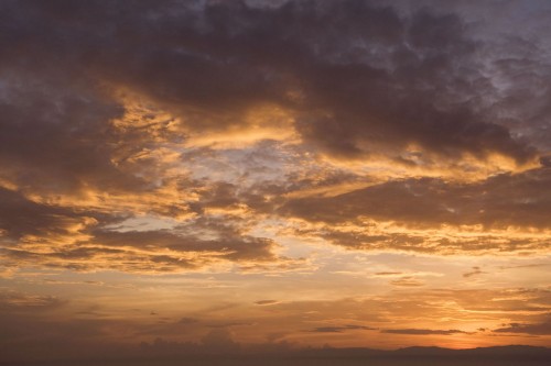 Ugandische Sonnenuntergänge sind, da am Äquator,  sehr kurz, aber äusserst spektakulär   (Klicken zum öffnen)