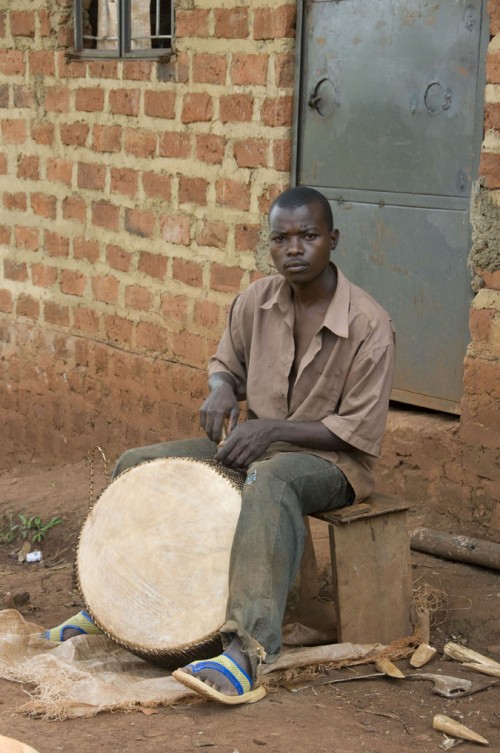 Trommelbauer, ausserhalb Kampala, Uganda   (Klicken zum öffnen)