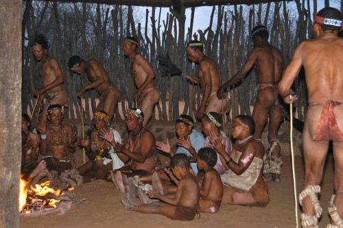 Tanzvorführung der Buschleute, Zelda Farm, Buitepos, Namibia   (Klicken zum öffnen)