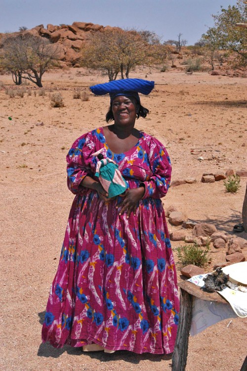 Himba-Frau mit traditioneller Kopfbedeckung   (Klicken zum öffnen)