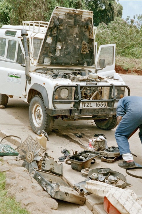 Optimistischer Fahrer hat seinen Landi am Kraterrand des Ngorongoro zerlegt   (Klicken zum öffnen)