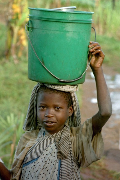 Wasser holen ist Frauensache, schon kleine Mädchen helfen mit;  Usambara Mountains, Nord-Tanzania   (Klicken zum öffnen)