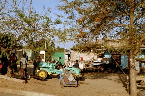 Reparaturwerkstätte in Karatu; Nord-Tanzania   (Klicken zum öffnen)